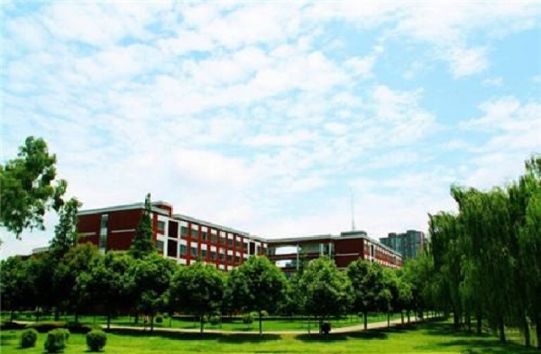 2022年江苏惠山中等专业学校的学费是多少？